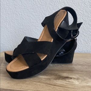 Black wedges